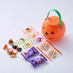モロゾフのジャック オ ランターン。かぼちゃ型のオレンジの容器と、ハロウィン柄に包まれたクッキーやキャンディです。